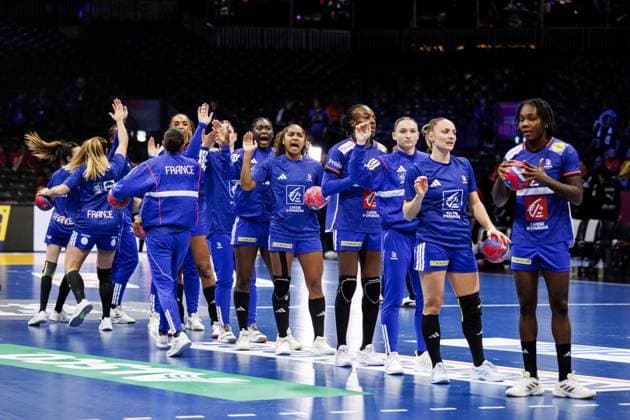 ROTTERDAM - The French players before the semi-final match between Germany and France at the World Handball Championship. ANP IRIS VAN DEN BROEK xVIxANPxSportx xxANPxIVx 544673585 originalFilename: 544673585.jpg