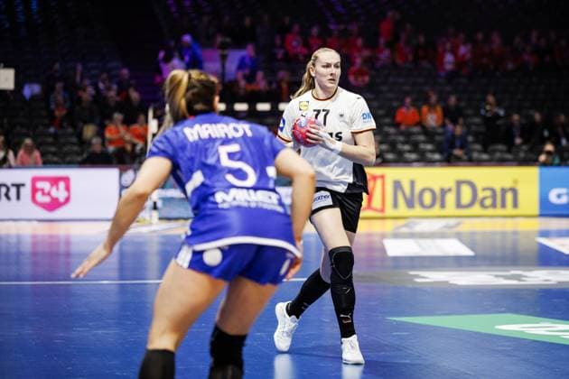 ROTTERDAM - Viola Leuchter (GER) in action during Germany s semi-final against France at the World Handball Championship. ANP IRIS VAN DEN BROEK xVIxANPxSportx xxANPxIVx 544675354 originalFilename: 544675354.jpg