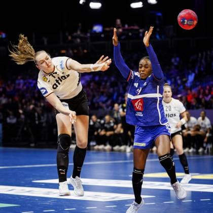 ROTTERDAM - Viola Leuchter (GER) and Onacia Ondono (FRA) in action during Germany s semi-final match against France at the World Handball Championship. ANP IRIS VAN DEN BROEK xVIxANPxSportx xxANPxIVx 544675399 originalFilename: 544675399.jpg