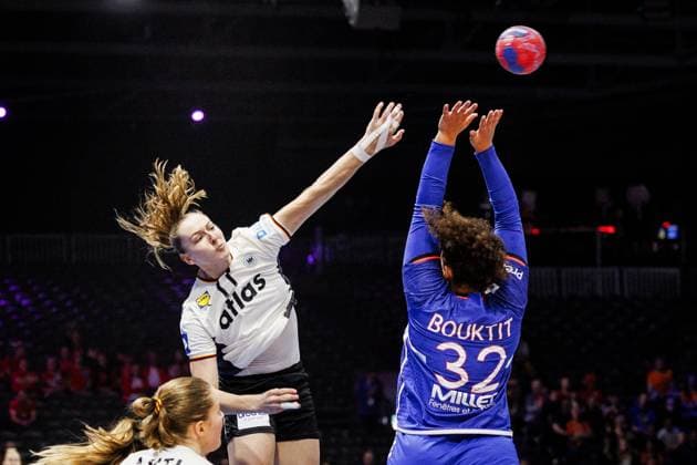 ROTTERDAM - Viola Leuchter (GER) and Sarah Bouktit (FRA) in action during Germany s semifinal match against France at the World Handball Championship. ANP IRIS VAN DEN BROEK xVIxANPxSportx xxANPxIVx 544675421 originalFilename: 544675421.jpg