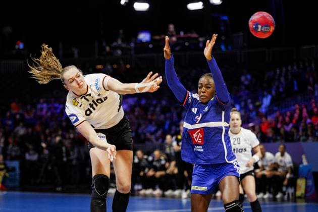 ROTTERDAM - Viola Leuchter (GER) and Onacia Ondono (FRA) in action during Germany s semi-final match against France at the World Handball Championship. ANP IRIS VAN DEN BROEK xVIxANPxSportx xxANPxIVx 544675424 originalFilename: 544675424.jpg