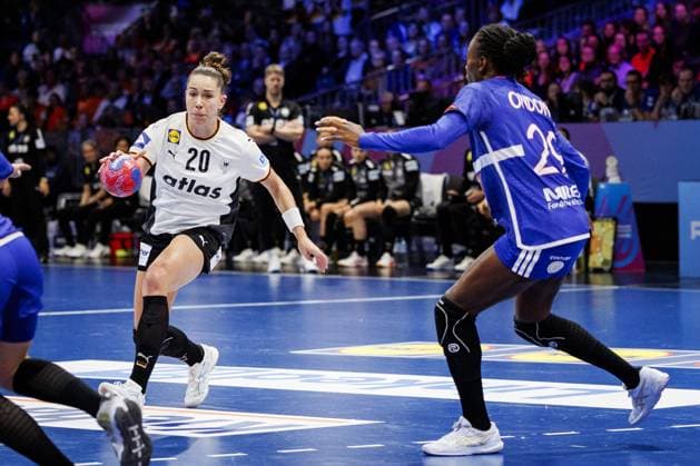 ROTTERDAM - Emily Vogel (GER) and Onacia Ondono (FR) in action during the semifinal match between Germany and France at the World Handball Championship. ANP IRIS VAN DEN BROEK xVIxANPxSportx xxANPxIVx 544676619 originalFilename: 544676619.jpg