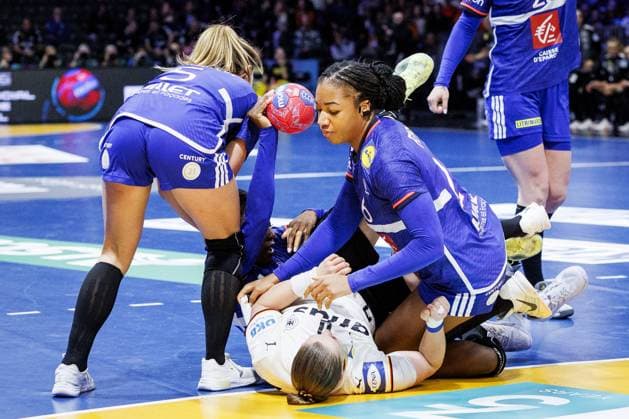 ROTTERDAM - Clarisse Mairot (FRA), Lisa Antl (GER), and Pauletta Foppa (FRA) in action during Germany s semifinal match against France at the World Handball Championship. ANP IRIS VAN DEN BROEK xVIxANPxSportx xxANPxIVx 544676808 originalFilename: 544676808.jpg