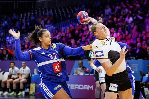 ROTTERDAM - Sarah Bouktit (FRA) and Viola Leuchter (GER) in action during Germany s semifinal match against France at the World Handball Championship. ANP IRIS VAN DEN BROEK xVIxANPxSportx xxANPxIVx 544676870 originalFilename: 544676870.jpg