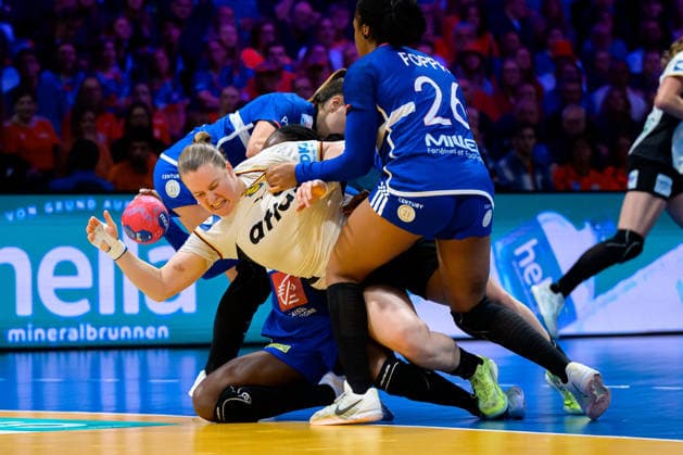 Handball, Womens World Championship, semi-final France Germany from left in a duel Pauletta Foppa France and Lisa Antl Germany Rotterdam Ahoy Netherlands