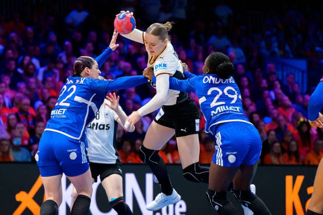 Handball, Womens World Championship, semi-final France Germany from left Tamara Horacek France , Nieke Kühne Kuehne Germany , Oriane Ondono France Rotterdam Ahoy Netherlands