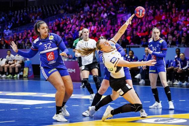 ROTTERDAM - Sarah Bouktit (FRA) and Viola Leuchter (GER) in action during Germany s semifinal match against France at the World Handball Championship. ANP IRIS VAN DEN BROEK xVIxANPxSportx xxANPxIVx 544677023 originalFilename: 544677023.jpg