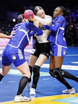 ROTTERDAM - Tamara Horacek (FRA), Lisa Antl (GER), and Onacia Ondono (FRA) in action during Germany s semifinal match against France at the World Handball Championship. ANP IRIS VAN DEN BROEK xVIxANPxSportx xxANPxIVx 544677035 originalFilename: 544677035.jpg