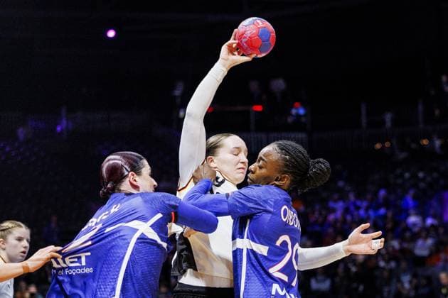 ROTTERDAM - Tamara Horacek (FRA), Lisa Antl (GER), and Onacia Ondono (FRA) in action during Germany s semifinal match against France at the World Handball Championship. ANP IRIS VAN DEN BROEK xVIxANPxSportx xxANPxIVx 544677052 originalFilename: 544677052.jpg
