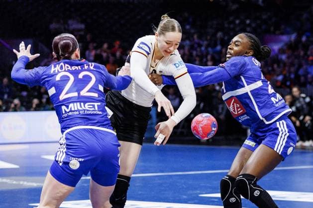 ROTTERDAM - Tamara Horacek (FRA), Lisa Antl (GER), and Onacia Ondono (FRA) in action during Germany s semifinal match against France at the World Handball Championship. ANP IRIS VAN DEN BROEK xVIxANPxSportx xxANPxIVx 544677060 originalFilename: 544677060.jpg