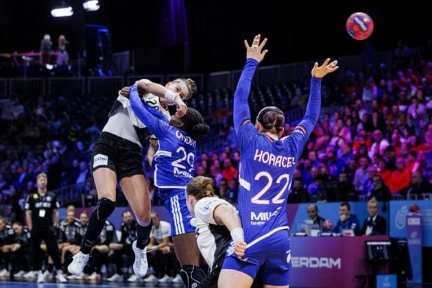 ROTTERDAM - Lisa Antl (GER) throws the ball during Germany s semifinal match against France at the World Handball Championship. ANP IRIS VAN DEN BROEK xVIxANPxSportx xxANPxIVx 544677170 originalFilename: 544677170.jpg