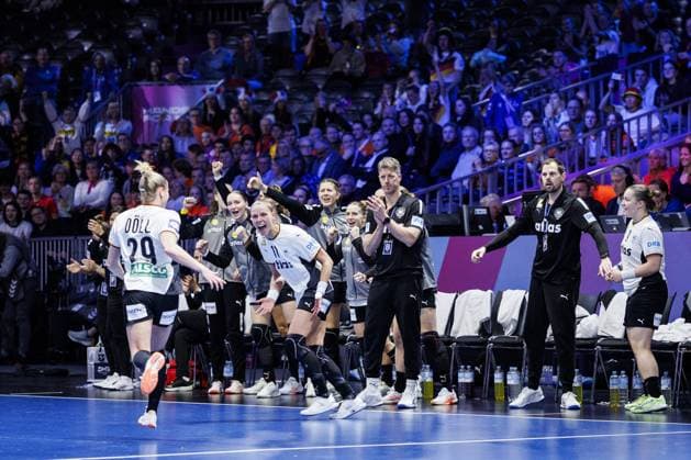 ROTTERDAM - Antje Döll (GER) in action during Germany s semi-final against France at the World Handball Championship. ANP IRIS VAN DEN BROEK xVIxANPxSportx xxANPxIVx 544677231 originalFilename: 544677231.jpg