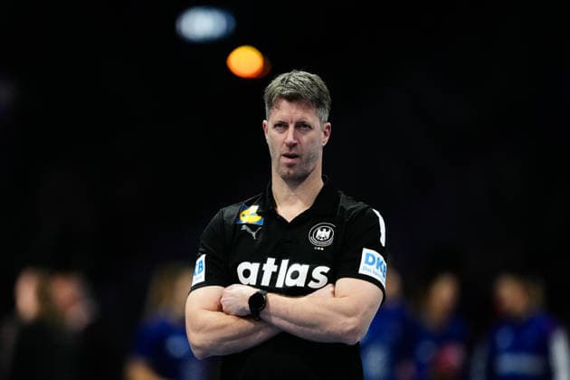 Women s Handball World Championship 2025 France Germany Rotterdam, Netherlands 20251212 Germany s coach Markus Gaugisch during the semi final of the Women s Handball World Championship between France and Germany at Ahoy Arena Photo Beate Oma Dahle NTB Rotterdam Netherlands EDITORIAL USE ONLY RESTRICTED USE FOR BETTING COMPANIES  Copyright: xBeatexOmaxDahlex xNTBx
