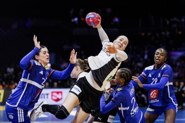 ROTTERDAM - Nieke Kühne (GER) in action during Germany s semi-final against France at the World Handball Championship. ANP IRIS VAN DEN BROEK xVIxANPxSportx xxANPxIVx 544677989 originalFilename: 544677989.jpg