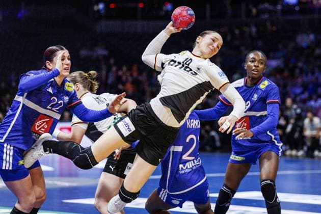 ROTTERDAM - Nieke Kühne (GER) in action during Germany s semi-final against France at the World Handball Championship. ANP IRIS VAN DEN BROEK xVIxANPxSportx xxANPxIVx 544677996 originalFilename: 544677996.jpg
