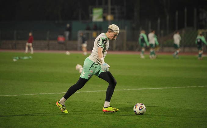 Photo goalkeeper Vanessa FISCHER Werder during warm-up training Soccer Google Pixel Womens Bundesliga , matchday 13 on Fri 12 12 2025 Werder Bremen Bayer 04 Leverkusen