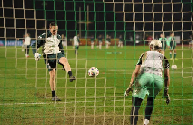 Photo Bremens goalkeeping coach warming up with goalkeeper Vanessa FISCHER Werder Fussball Google Pixel Womens Bundesliga , matchday 13 on Fri 12 12 2025 Werder Bremen Bayer 04 Leverkusen