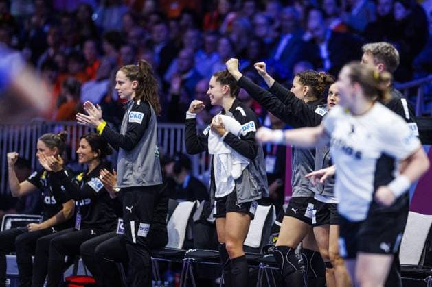 ROTTERDAM - German players cheer during Germany s semifinal match against France at the World Handball Championship. ANP IRIS VAN DEN BROEK xVIxANPxSportx xxANPxIVx 544678088 originalFilename: 544678088.jpg