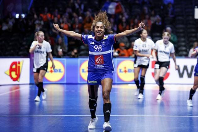 ROTTERDAM - Suzanne Wajoka (FRA) in action during Germany s semifinal match against France at the World Handball Championship. ANP IRIS VAN DEN BROEK xVIxANPxSportx xxANPxIVx 544678325 originalFilename: 544678325.jpg