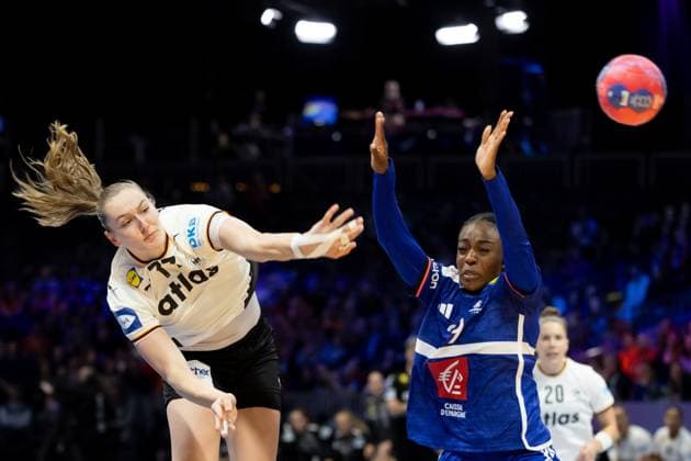 ROTTERDAM - Viola Leuchter (GER) in action during the Germany vs. France semi-final at the World Handball Championship. ANP IRIS VAN DEN BROEK xVIxANPxSportx xxANPxIVx 544678428 originalFilename: 544678428.jpg