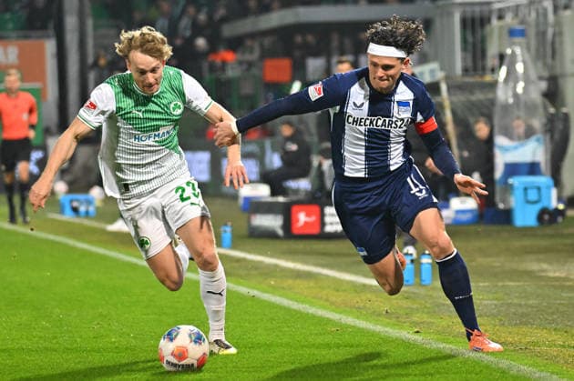 12 12 2025 Soccer Season 2025 2026 2 Soccer Bundesliga 16 Matchday SpVgg Greuther Fürth Kleeblatt Hertha BSC Berlin Sportfoto Zink MeZi xmexzix DFL regulations prohibit any use of photographs as image sequences and or quasi video only for editorial use Jannik Dehm 23, SpVgg Greuther Fürth Fabian Reese 11, Hertha BSC Berlin, right