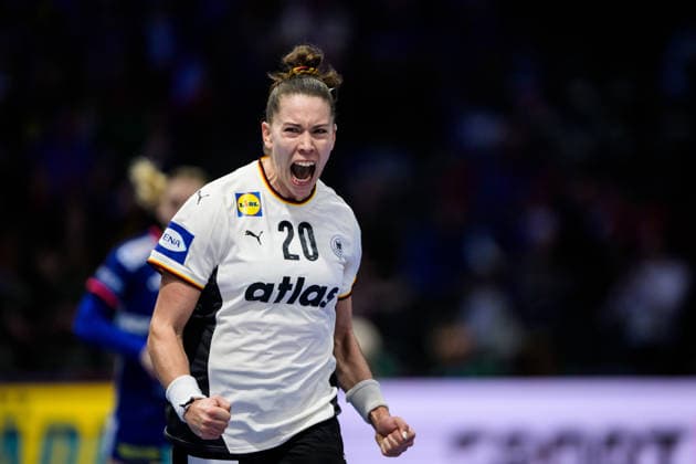 251212 Emily Vogel of Germany celebrates during the IHF Women s World Championship semifinal between France and Germany on December 12, 2025 in Rotterdam Photo Joel Marklund BILDBYRAN kod JM JM0755 bbeng handball handball handball vm handball vm handbolls vm ihf handball world championship world handball championship 2025 world championship 2025 semifinal semifinals france germany france women jubel  Copyright: JOELxMARKLUND BB251212JM001