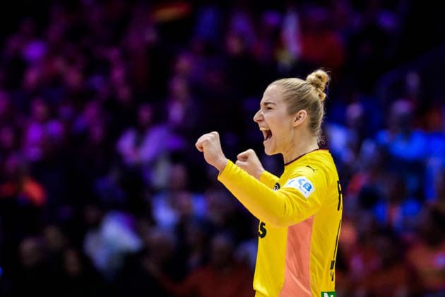 251212 Goalkeeper Katharina Filter of Germany celebrates during the IHF Women s World Championship semifinal between France and Germany on December 12, 2025 in Rotterdam Photo Joel Marklund BILDBYRAN kod JM JM0755 bbeng handball handboll handball vm handball vm handbolls vm ihf handball world championship world handball championship 2025 world championship 2025 semifinal semifinals france germany france women jubel  Copyright: JOELxMARKLUND BB251212JM002