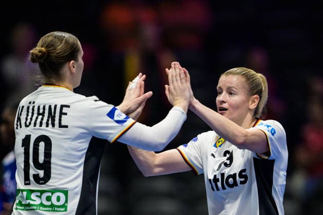 251212 Nieke Kuhne and Antje Döll of Germany celebrate during the IHF Women s World Championship semifinal between France and Germany on December 12, 2025 in Rotterdam Photo Joel Marklund BILDBYRAN kod JM JM0755 bbeng handball handboll handball vm handball vm handbolls vm ihf handball world championship world handball championship 2025 world championship 2025 semifinal semifinals france germany france women jubel  Copyright: JOELxMARKLUND BB251212JM004