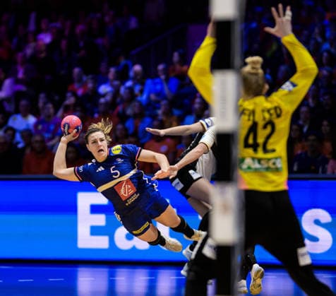 251212 Clarisse Mairot of France shoots the ball during the IHF Women s World Championship semifinal between France and Germany on December 12, 2025 in Rotterdam Photo Joel Marklund BILDBYRAN kod JM JM0755 bbeng handball handboll handball vm handball vm handbolls vm ihf handball world championship world handball championship 2025 world championship 2025 semifinal semifinals france germany france germany dam  Copyright: JOELxMARKLUND BB251212JM006