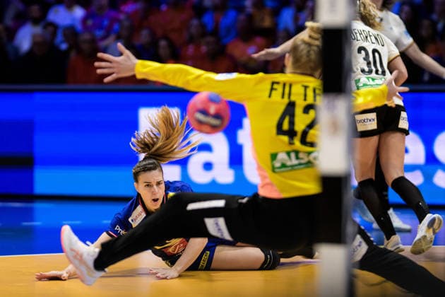 251212 Clarisse Mairot of France scores during the IHF Women s World Championship semifinal between France and Germany on December 12, 2025 in Rotterdam Photo Joel Marklund BILDBYRAN kod JM JM0755 bbeng handball handball handball vm handball vm handbolls vm ihf handball world championship world handball championship 2025 world championship 2025 semifinal semifinals france germany france germany dam  Copyright: JOELxMARKLUND BB251212JM007