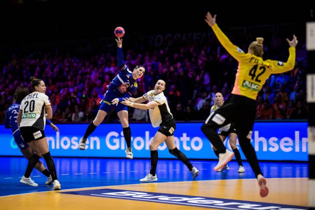 251212 Tamara Horacek of France shoots the ball during the IHF Women s World Championship semifinal between France and Germany on December 12, 2025 in Rotterdam Photo Joel Marklund BILDBYRAN kod JM JM0755 bbeng handball handboll handball vm handball vm handbolls vm ihf handball world championship world handball championship 2025 world championship 2025 semifinal semifinals frankrike tyskland france germany dam  Copyright: JOELxMARKLUND BB251212JM009