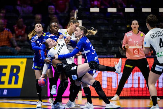 251212 Nieke Kuhne of Germany in action against Lucie Granier, Onacia Ondono and Lena Grandveau of France during the IHF Women s World Championship semifinal between France and Germany on December 12, 2025 in Rotterdam Photo Joel Marklund BILDBYRAN kod JM JM0755 bbeng handball handboll handball vm handball vm handbolls vm ihf handball world championship world handball championship 2025 world championship 2025 semifinal semifinals frankrike tyskland france germany dam  Copyright: JOELxMARKLUND BB251212JM012