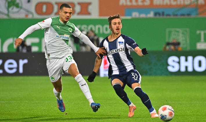 12 12 2025 Soccer Season 2025 2026 2 Soccer Bundesliga 16 Matchday SpVgg Greuther Fürth Kleeblatt Hertha BSC Berlin Sportfoto Zink MeZi xmexzix DFL regulations prohibit any use of photographs as image sequences and or quasi video only for editorial use Maximilian Solomon Dietz 33, SpVgg Greuther Fürth Michal Karbownik 33, Hertha BSC Berlin, rechts