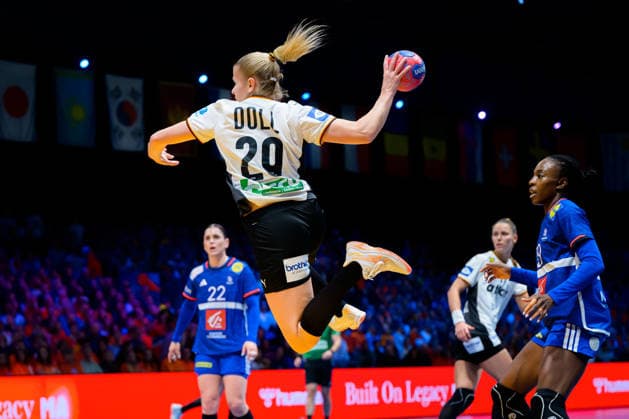 Handball, Womens World Championship, semi-final France Germany Antje Döll Doell Germany Rotterdam Ahoy Netherlands