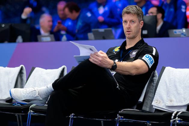 Handball, Womens World Championship, semi-final France Germany Coach Markus Gaugisch Germany Rotterdam Ahoy Netherlands