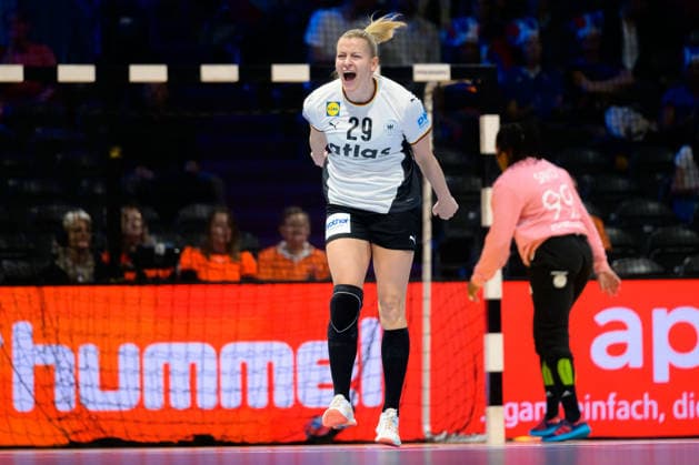 Handball, Womens World Cup, semi-final France Germany Antje Döll Doell Germany Cheers Joy Emotion Goal celebration Goalscorer Goalscorer Rotterdam Ahoy Netherlands