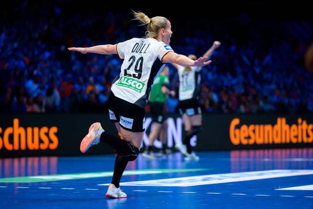 Handball, Womens World Cup, semi-final France Germany Antje Döll Doell Germany Cheers Joy Emotion Goal celebration Goalscorer Goalscorer Rotterdam Ahoy Netherlands