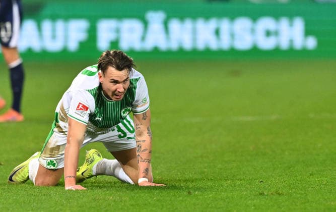12 12 2025 Soccer season 2025 2026 2 Soccer Bundesliga 16 Matchday SpVgg Greuther Fürth Kleeblatt Hertha BSC Berlin Sportfoto Zink xwoxzix DFL regulations prohibit any use of photographs as image sequences and or quasi video only for editorial use Felix Klaus 30, SpVgg Greuther Fürth disappointed disappointment