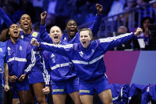 ROTTERDAM - French players cheer during Germany s semifinal match against France at the World Handball Championship. ANP IRIS VAN DEN BROEK xVIxANPxSportx xxANPxIVx 544680056 originalFilename: 544680056.jpg