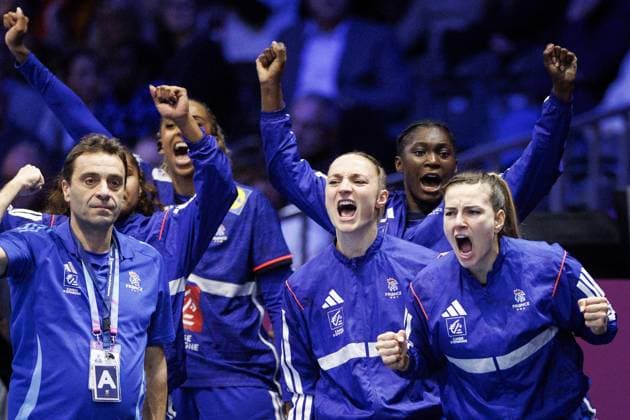 ROTTERDAM - Coach SÃ bastien Gardillou (FRA) and France players cheer during Germany s semi-final match against France at the World Handball Championship. ANP IRIS VAN DEN BROEK xVIxANPxSportx xxANPxIVx 544680079 originalFilename: 544680079.jpg
