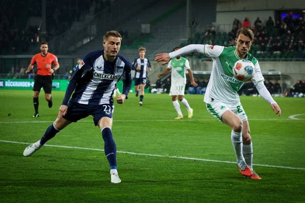 Marten Winkler 22 Hertha BSC Berlin and Luca Itter 27 Spvgg Greuther Fuerth in AKtion, Zweikampf, Spvgg Greuther Fuerth vs Hertha BSC Berlin, Fußball, 2 Bundesliga, DFL, Saison 2025 2026, Hinrunde, 16 Spieltag, 12 12 2025 DFB regulations prohibit any use of photographs as image sequences and or quasi video Fuerth Bayern Germany Copyright: xkolbert-press MartinxAgüerax