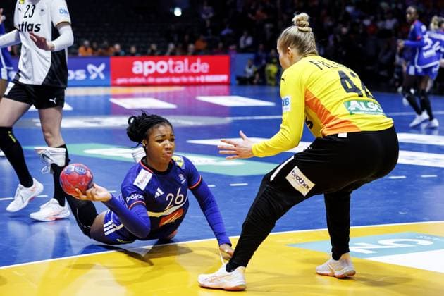 ROTTERDAM - Pauletta Foppa (FRA) in action during Germany s semi-final against France at the World Handball Championship. ANP IRIS VAN DEN BROEK xVIxANPxSportx xxANPxIVx 544680544 originalFilename: 544680544.jpg
