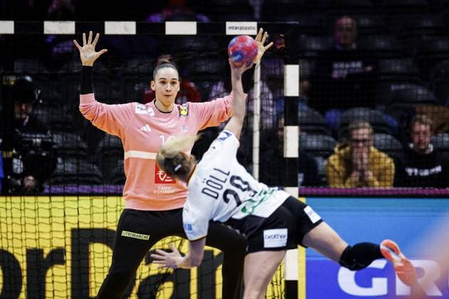 ROTTERDAM - Goalkeeper Floriane Andre (FRA) and Antje Döll (GER) in action during Germany s semi-final match against France at the World Handball Championship. ANP IRIS VAN DEN BROEK xVIxANPxSportx xxANPxIVx 544680611 originalFilename: 544680611.jpg