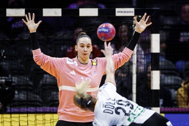 ROTTERDAM - Goalkeeper Floriane Andre (FRA) and Antje Döll (GER) in action during Germany s semi-final match against France at the World Handball Championship. ANP IRIS VAN DEN BROEK xVIxANPxSportx xxANPxIVx 544680625 originalFilename: 544680625.jpg