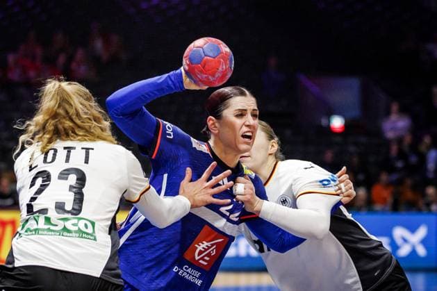 ROTTERDAM - Annika Lott (GER), Tamara Horacek (FRA), and Nieke Kühne (GER) in action during Germany s semifinal match against France at the World Handball Championship. ANP IRIS VAN DEN BROEK xVIxANPxSportx xxANPxIVx 544680658 originalFilename: 544680658.jpg