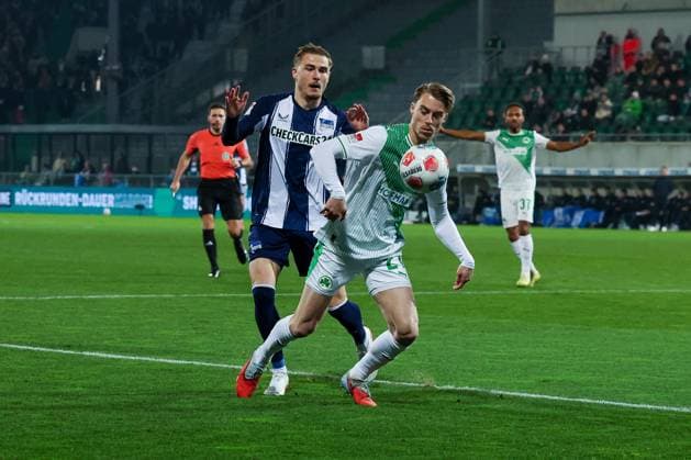 Marten Winkler 22 Hertha BSC Berlin and Luca Itter 27 Spvgg Greuther Fuerth in action, duel, Spvgg Greuther Fuerth vs Hertha BSC Berlin, Football, 2 Bundesliga, DFL, Season 2025 2026, First half, Matchday 16, 12 12 2025 DFB regulations prohibit any use of photographs as image sequences and or quasi video Fuerth Bayern Germany Copyright: xkolbert-press MartinxAgüerax