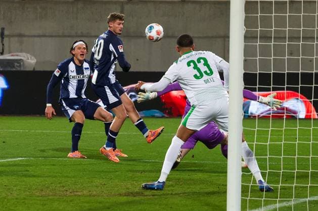 Michael Cuisance 10 Hertha BSC Berlin with a chip ball that Maximilian Dietz 33 Spvgg Greuther Fuerth clears in front of the beaten Timo Schlieck 21 Spvgg Greuther Fuerth, Action, Spvgg Greuther Fuerth vs Hertha BSC Berlin, Football, 2 Bundesliga, DFL, Season 2025 2026, First round, 16 Matchday, 12 12 2025 DFB regulations prohibit any use of photographs as image sequences and or quasi video Fuerth Bayern Germany Copyright: xkolbert-press MartinxAgüerax