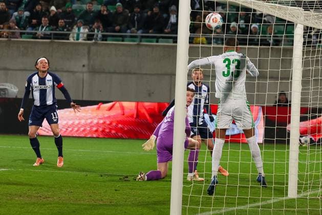 Maximilian Dietz 33 Spvgg Greuther Fuerth saves on the line after a chip ball from Michael Cuisance 10 Hertha BSC Berlin , with Fabian Reese 11 Hertha BSC Berlin , watching, Spvgg Greuther Fuerth vs Hertha BSC Berlin, Football, 2 Bundesliga, DFL, Season 2025 2026, Hinrunde, 16 Matchday, 12 12 2025 DFB regulations prohibit any use of photographs as image sequences and or quasi video Fuerth Bayern Germany Copyright: xkolbert-press MartinxAgüerax