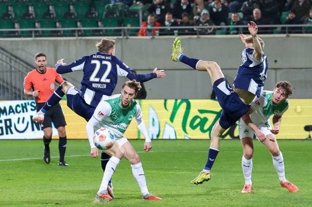 Luca Schuler 18 Hertha BSC Berlin falls after a header attempt, with Luca Itter 27 Spvgg Greuther Fuerth and Reno Muenz 5 Spvgg Greuther Fuerth , Spvgg Greuther Fuerth vs Hertha BSC Berlin, Football, 2 Bundesliga, DFL, Season 2025 2026, Hinrunde, 16 Matchday, 12 12 2025 DFB regulations prohibit any use of photographs as image sequences and or quasi video Fuerth Bayern Germany Copyright: xkolbert-press MartinxAgüerax
