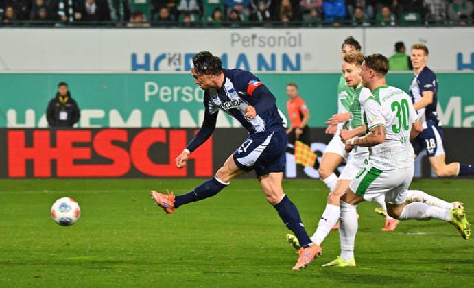 12 12 2025 Soccer Season 2025 2026 2 Soccer Bundesliga 16 Matchday SpVgg Greuther Fürth Kleeblatt Hertha BSC Berlin Sportfoto Zink MeZi xmexzix DFL regulations prohibit any use of photographs as image sequences and or quasi video only for editorial use Fabian Reese 11, Hertha BSC Berlin scores goal Goal shot for 0 1 against Felix Klaus 30, SpVgg Greuther Fürth